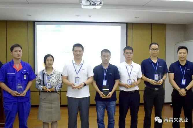 苏州学义职业素养提升有限公司陈迪总经理为突出贡献团队代表颁奖